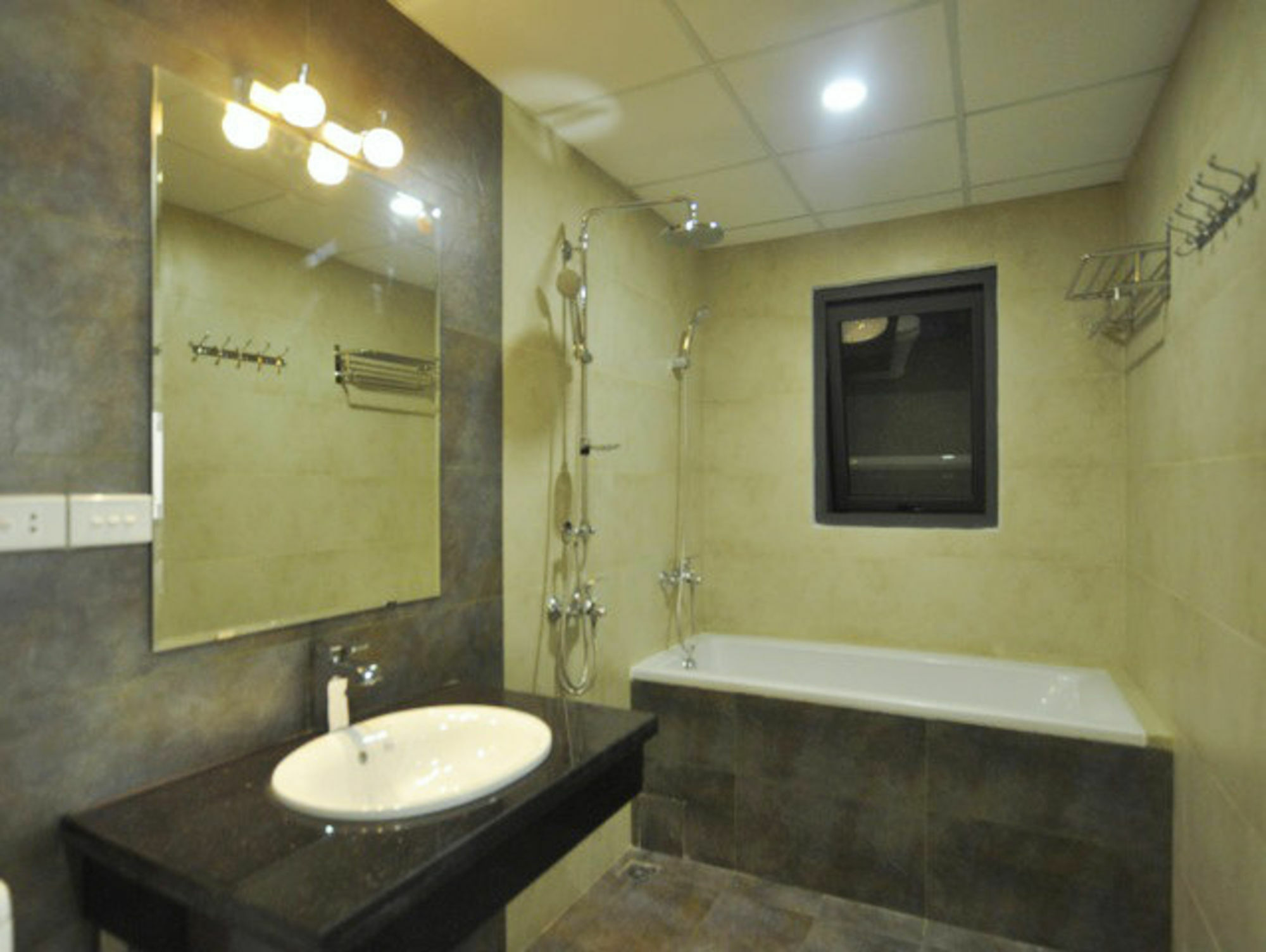 Poonsa Tran Thai Tong Hanoi